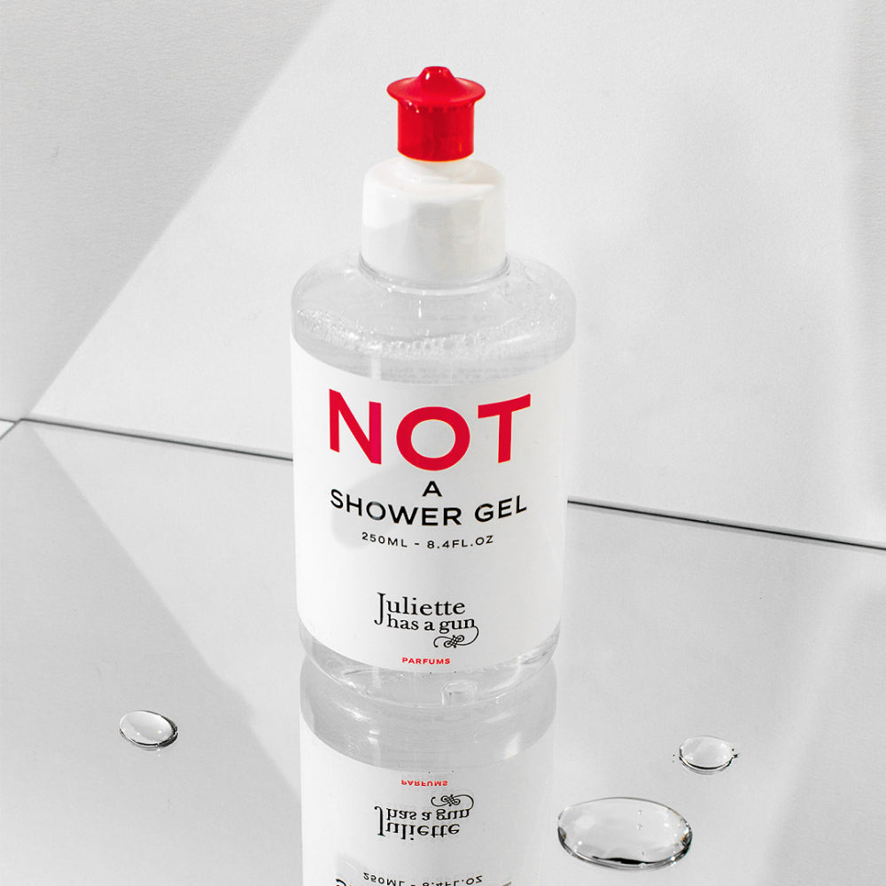 NOT A SHOWER GEL Not a Perfume is nu verkrijgbaar als douchegel. Not a Shower Gel omhult je huid met een zachte, muskusachtige geur