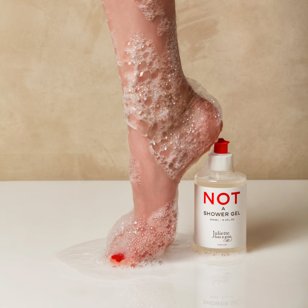 NOT A SHOWER GEL Not a Perfume is nu verkrijgbaar als douchegel. Not a Shower Gel omhult je huid met een zachte, muskusachtige geur