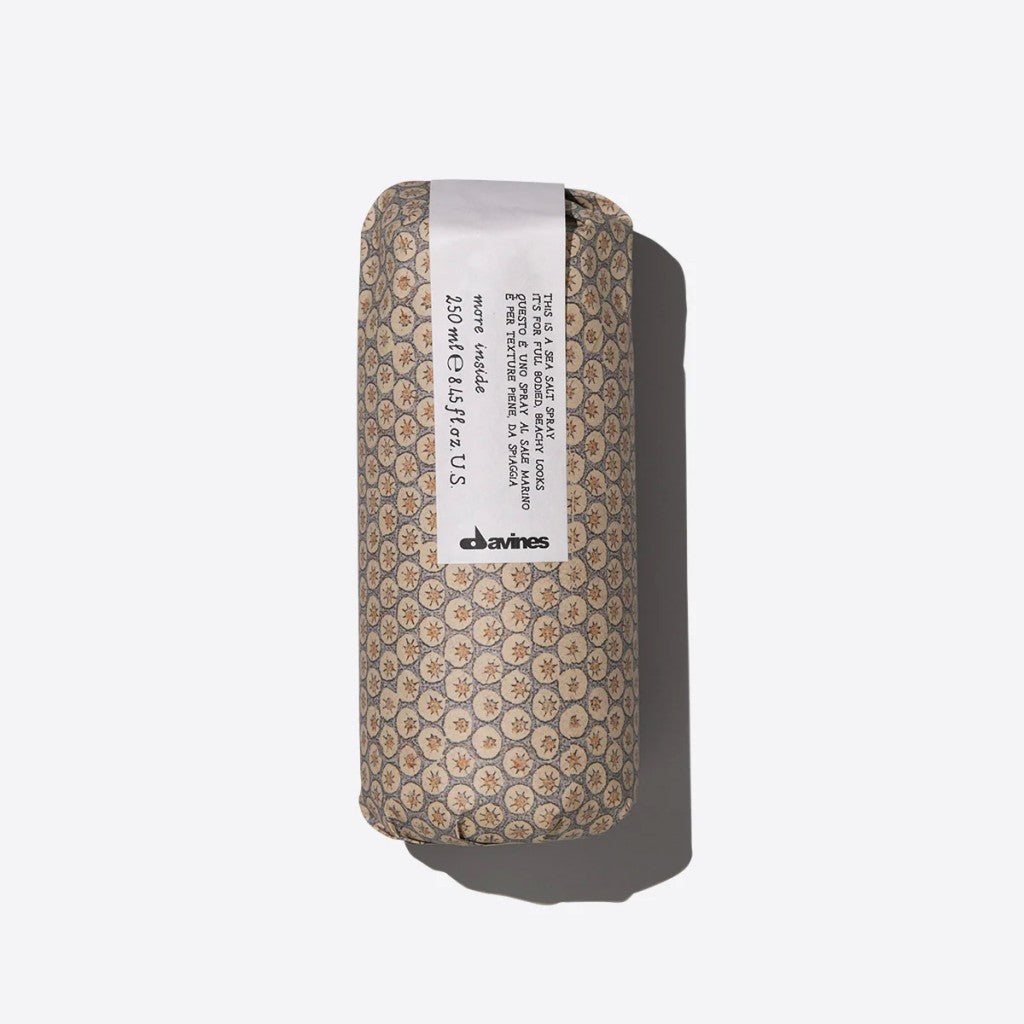 THIS IS A SEA SALT SPRAY Voor een warrige, stevige beach hair look met een matte finish.