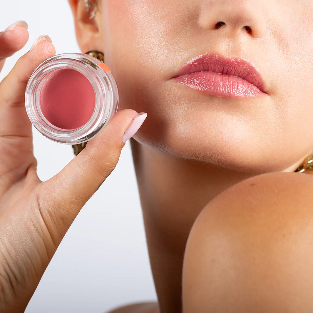 LA CRIQUE LIP & CHEEK BALM natuurlijke glowy finish resultaat