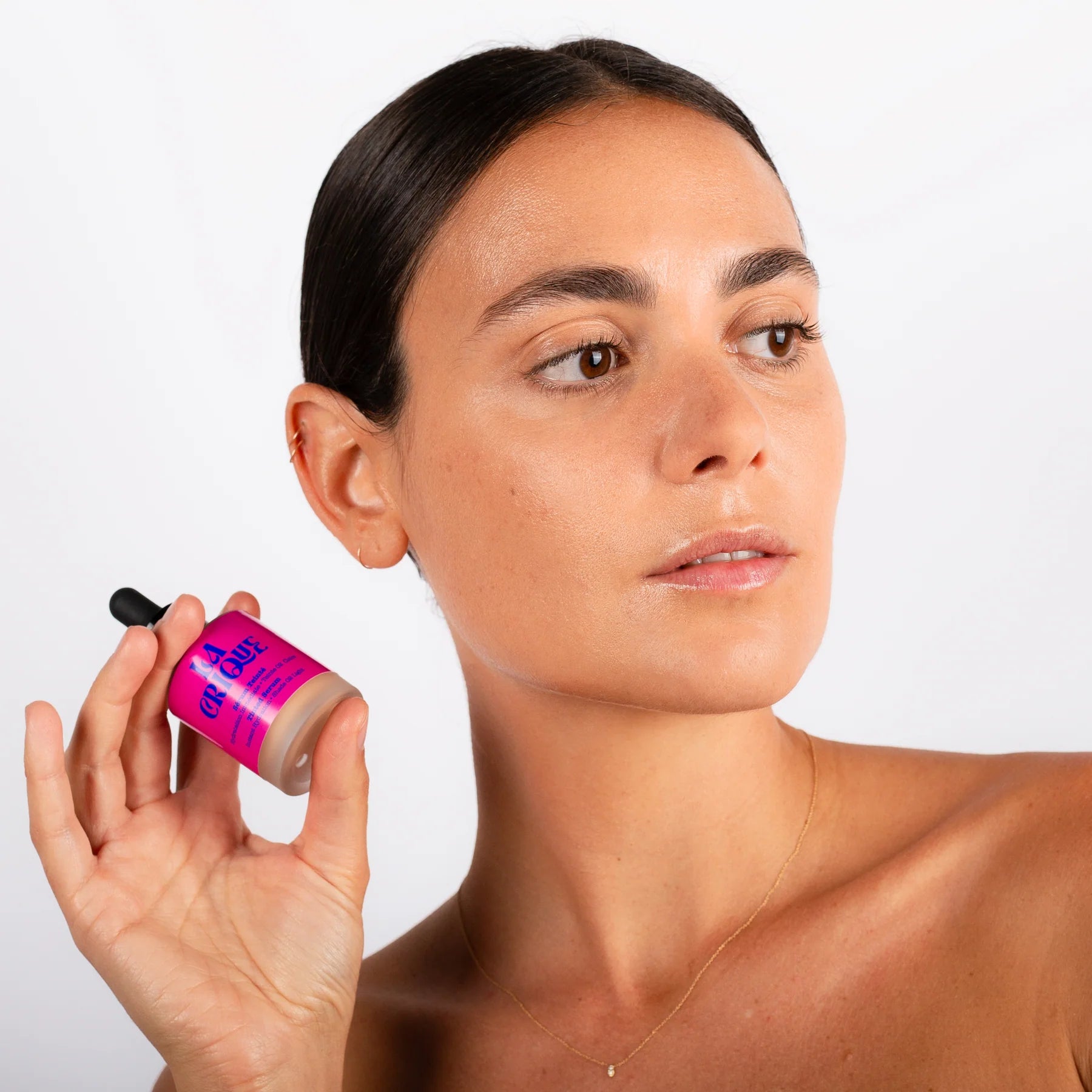 LA CRIQUE TINTED SERUM kleurvarianten op verschillende huidtypes, kleur light