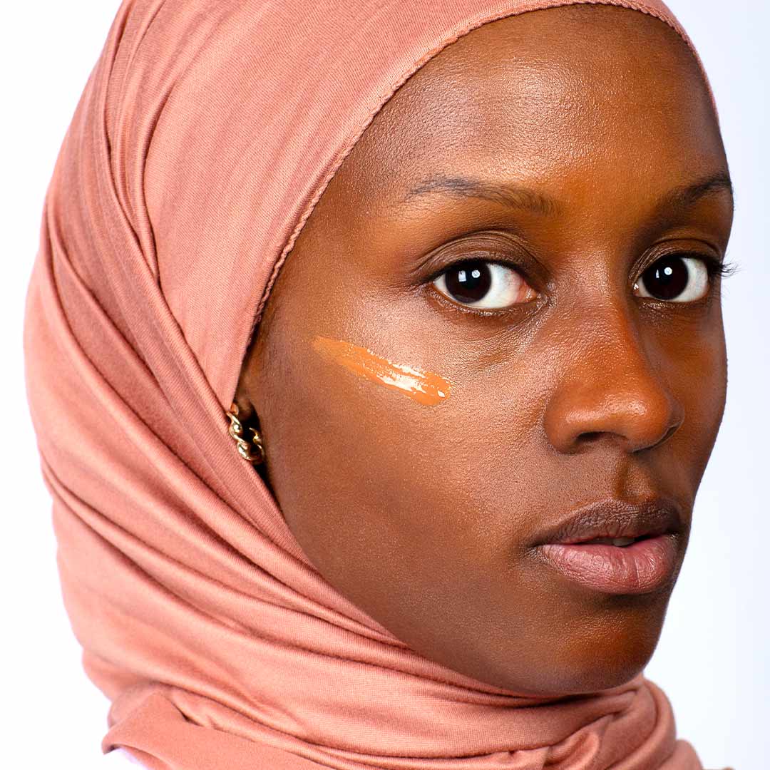 LA CRIQUE TINTED SERUM kleurvarianten op verschillende huidtypes, kleur deep