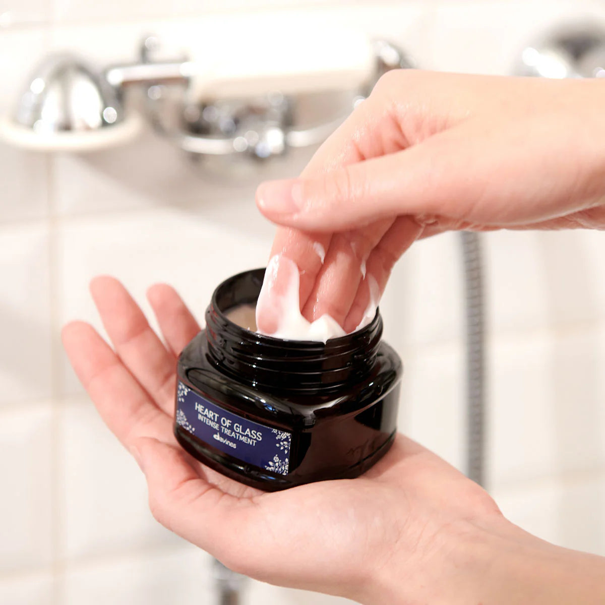 INTENSE TREATMENT Versterkende, verhelderende behandeling voor natuurlijk tot (cosmetisch) geblondeerd haar.