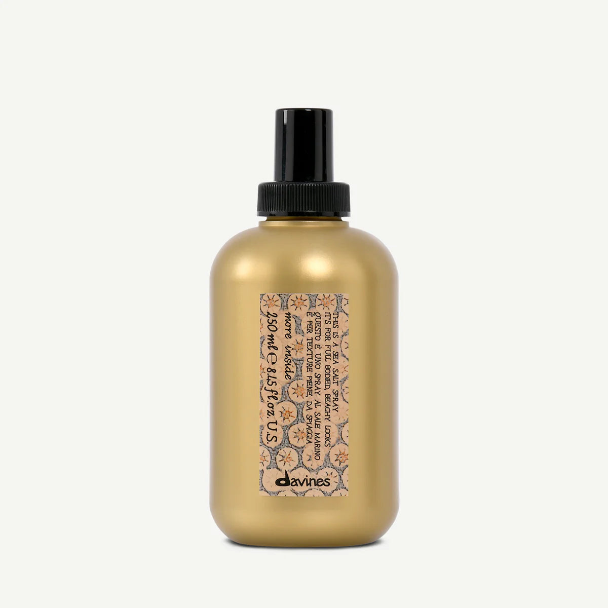 THIS IS A SEA SALT SPRAY Voor een warrige, stevige beach hair look met een matte finish.