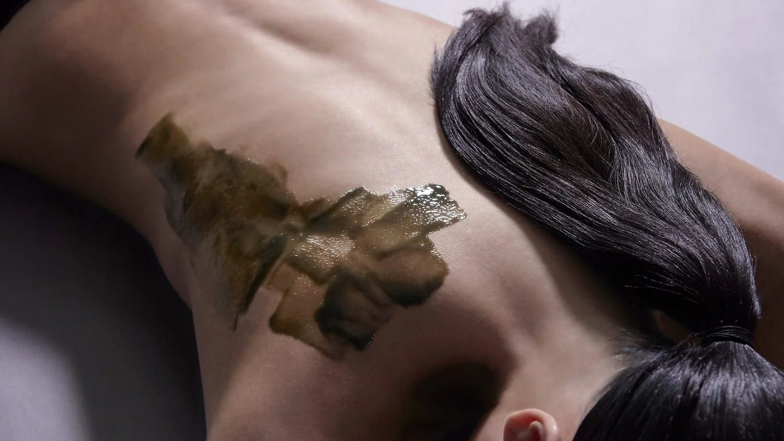 Verwen Jezelf Deze Zomer met de Body Strategist Gua Sha Mud Massage