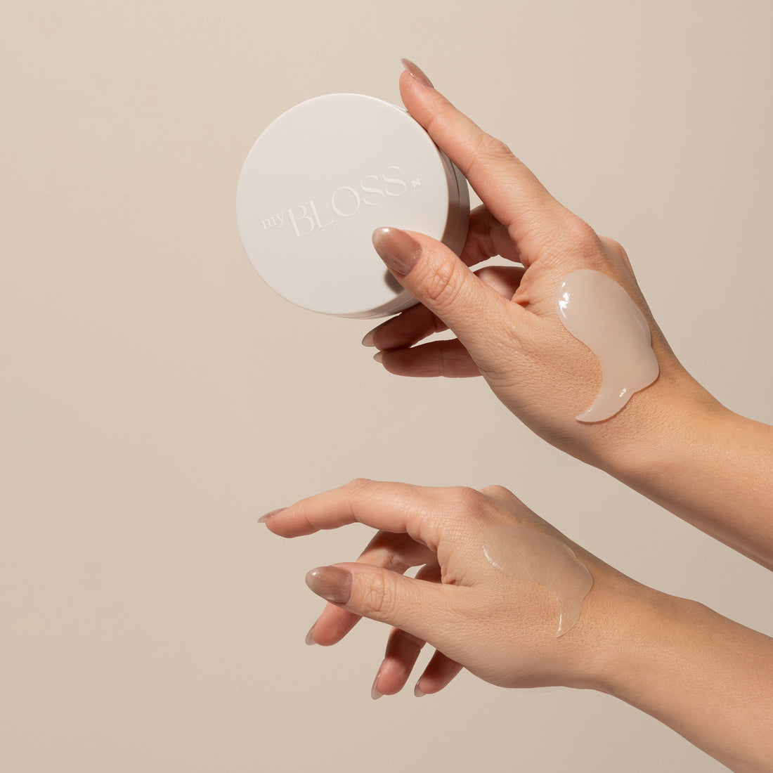 Hydro Collagen Eyepads aangebracht onder de ogen — intensieve hydratatie voor wallen en donkere kringen