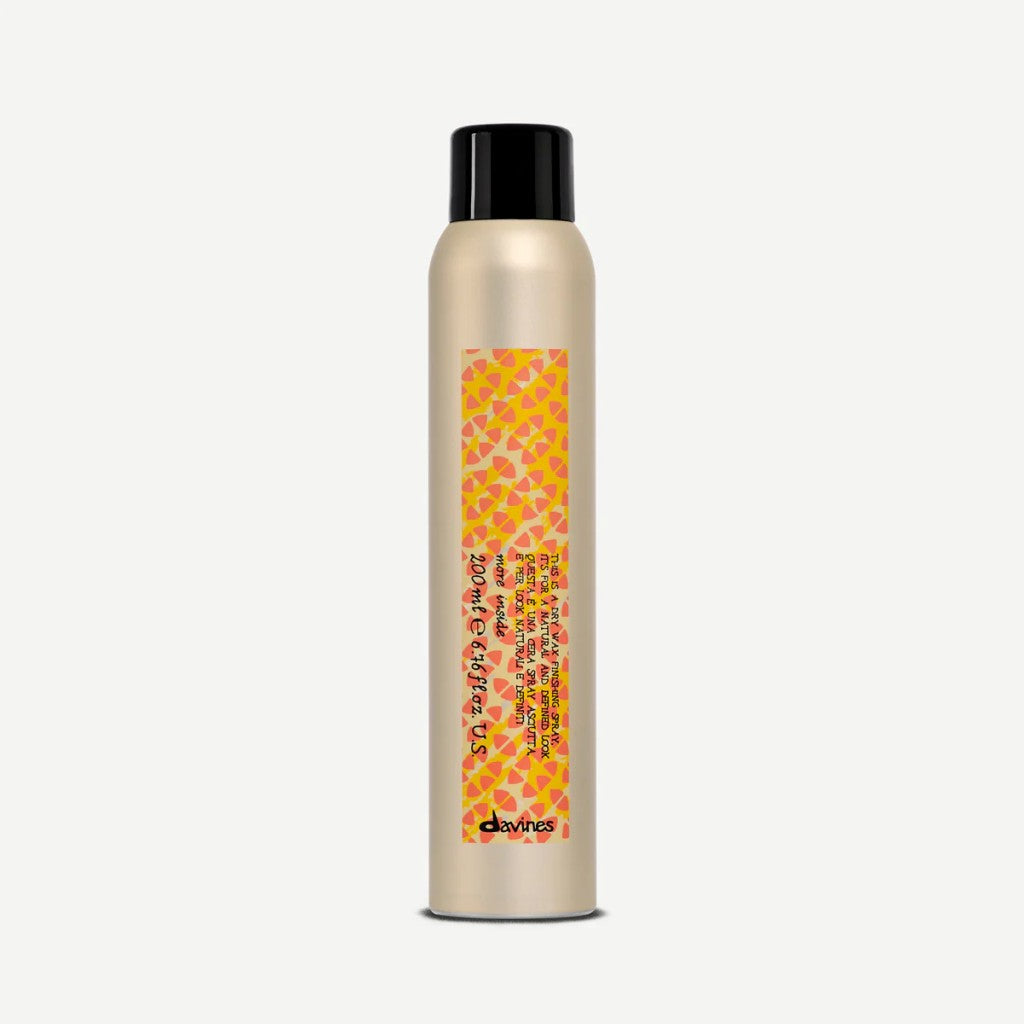 THIS IS A DRY FINISHING WAX Dry Wax spray, onmiddellijke nonchalante textuur, natuurlijke definitie en een satijnmatte afwerking.