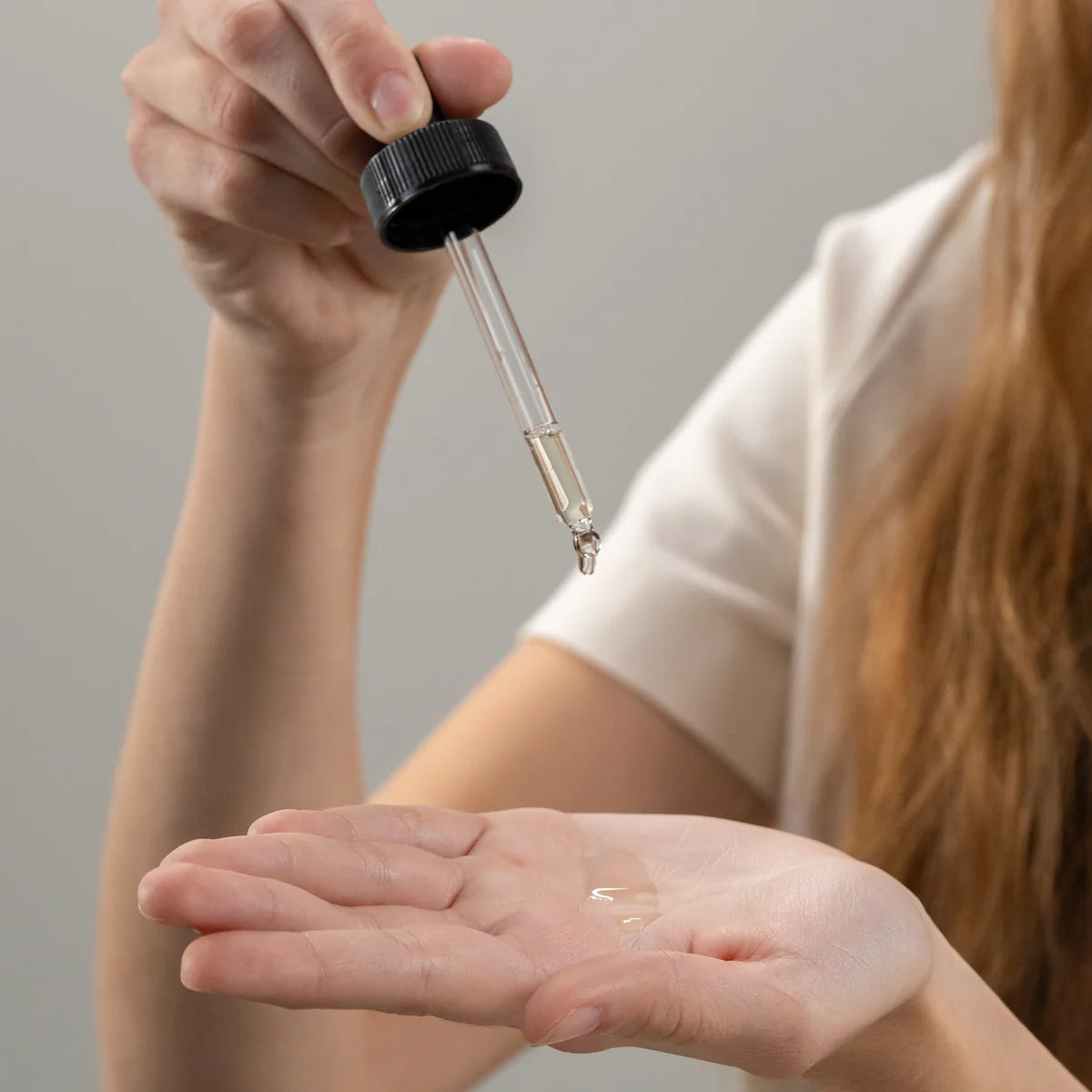 ENERGIZING OVERNIGHT SERUM Nachtserum voor een gebalanceerde hoofdhuid en voller ogend haar
