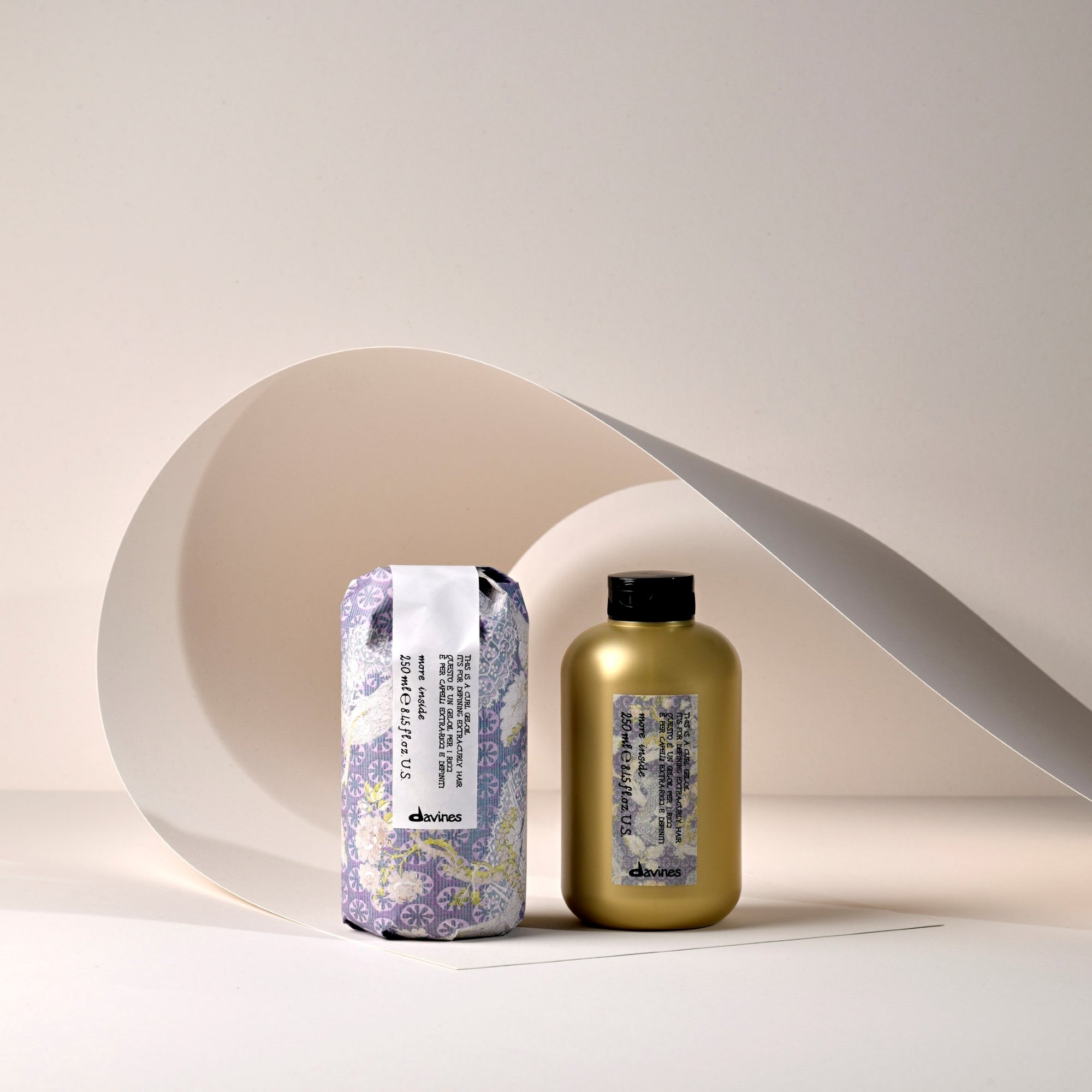 THIS IS A CURL GEL OIL Transformerende gel-naar-olie voor krullen definitie