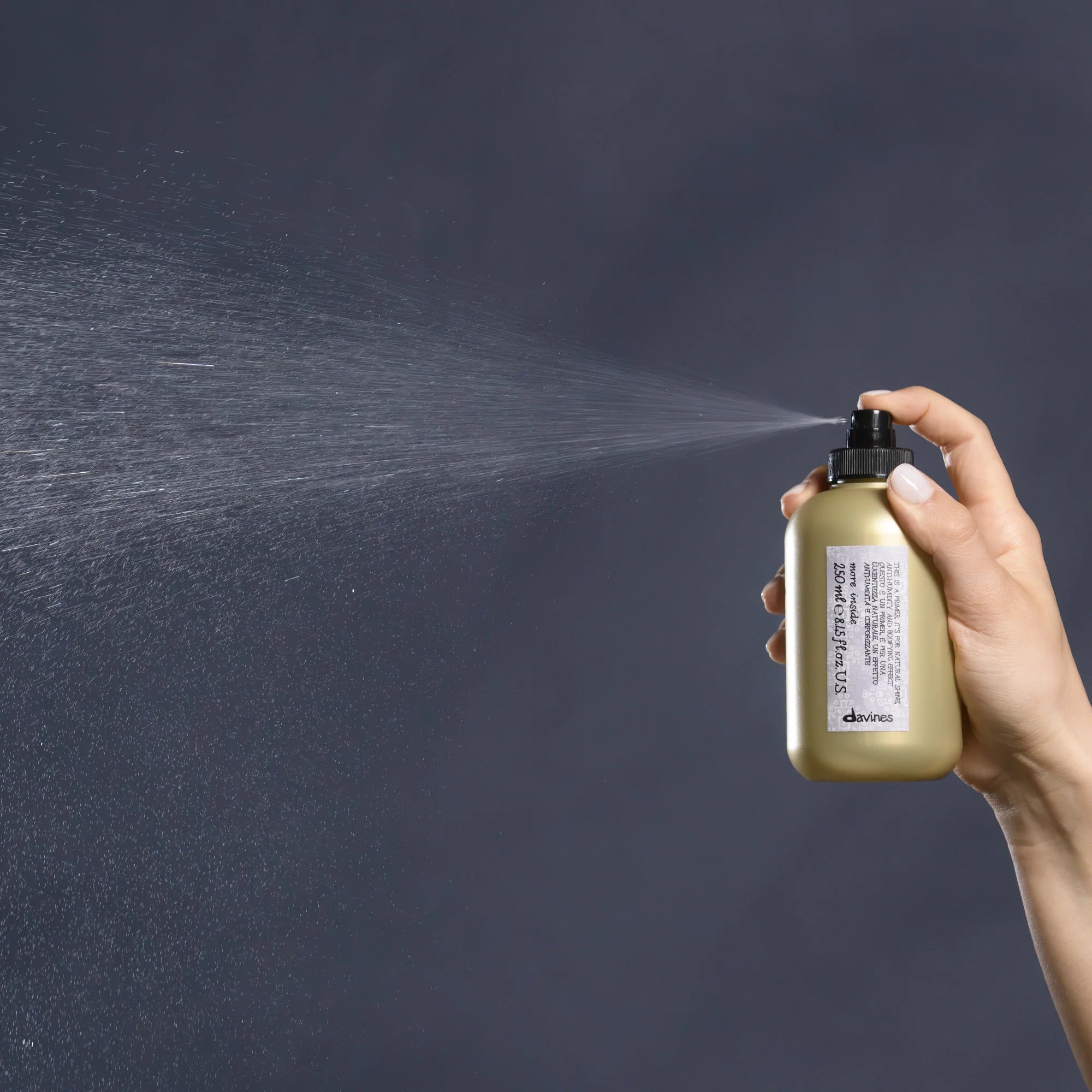 THIS IS A BLOWDRY PRIMER Anti-vochtigheid & verstevigende tonic om een föhnbehandeling ondersteunen.