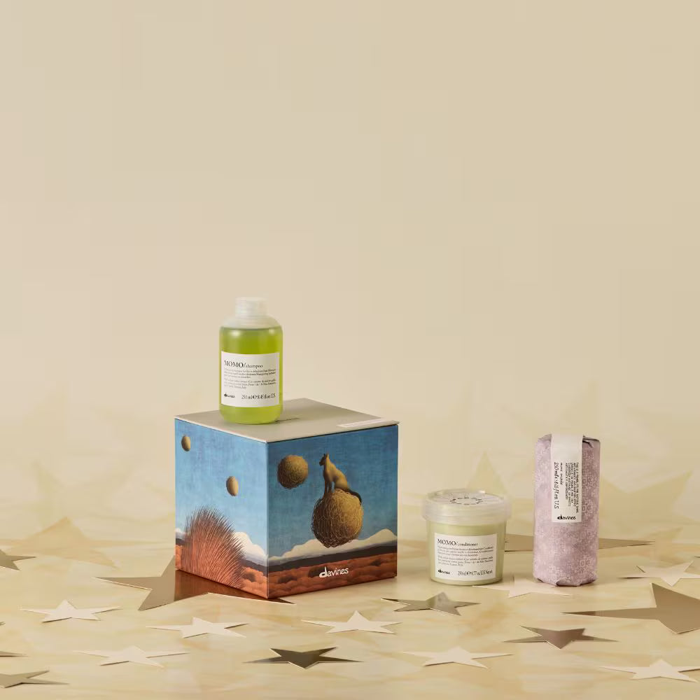 Davines MOMO kerstset Enchanting Prairie voor droog en gedehydrateerd haar met shampoo conditioner en primer