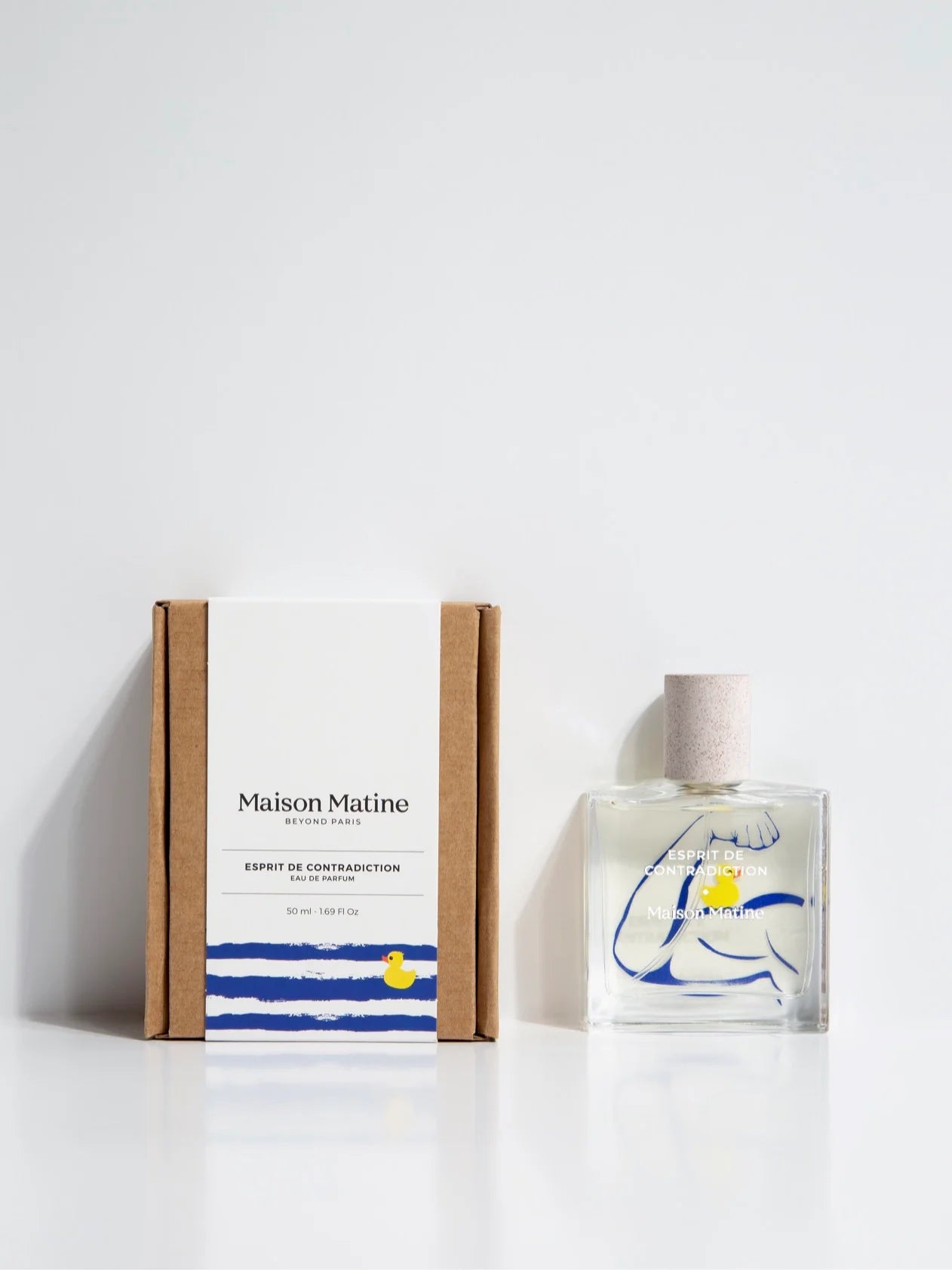 ESPRIT DE CONTRADICTION A zesty message,  represents the duality between the freshness of tangerine and the warmth of cedar wood.