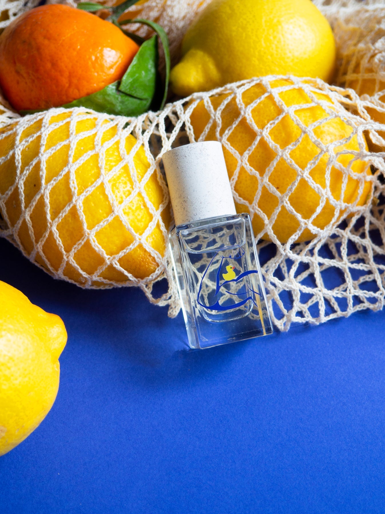 ESPRIT DE CONTRADICTION A zesty message,  represents the duality between the freshness of tangerine and the warmth of cedar wood.