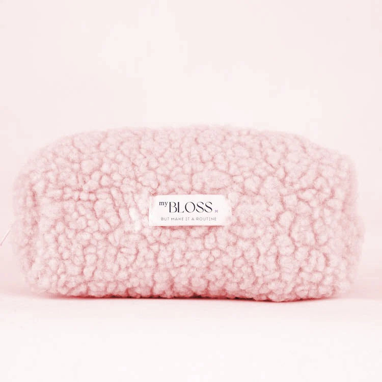 PINK CLOUDY MAKE-UP BAG  Fluffy roze beauty must-have voor thuis én onderweg