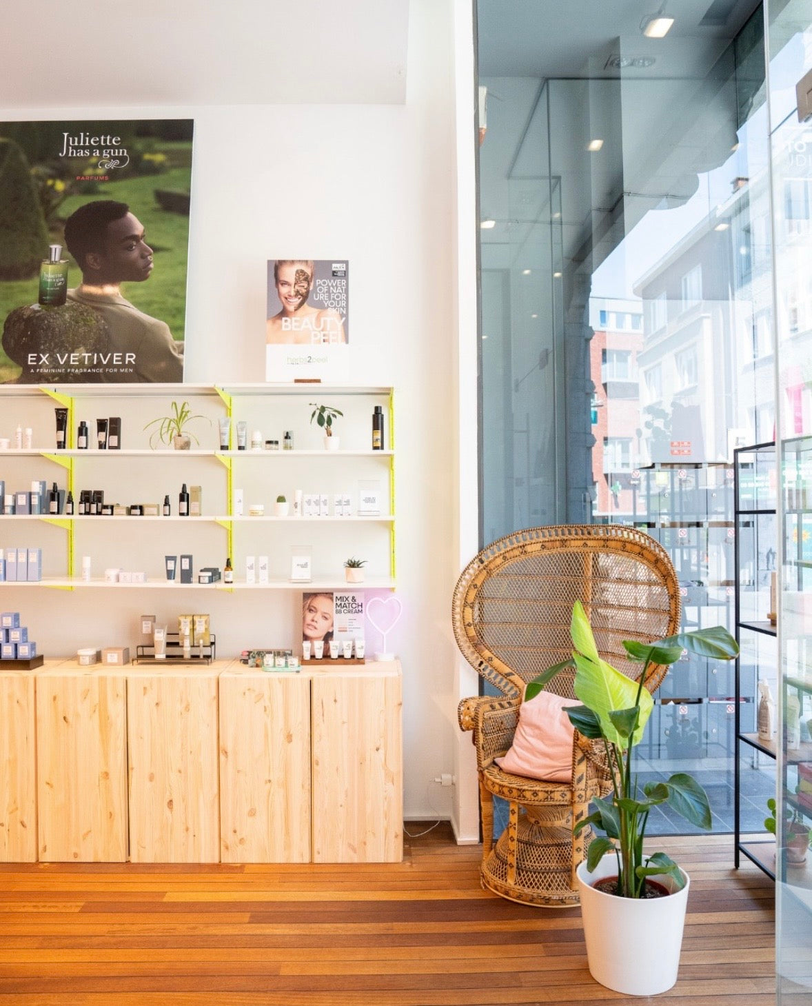 Interieur van Studio Strick in Leuven met niche parfums, skincare, make-up en haarproducten, waar ook behandelingen en browbar services worden aangeboden