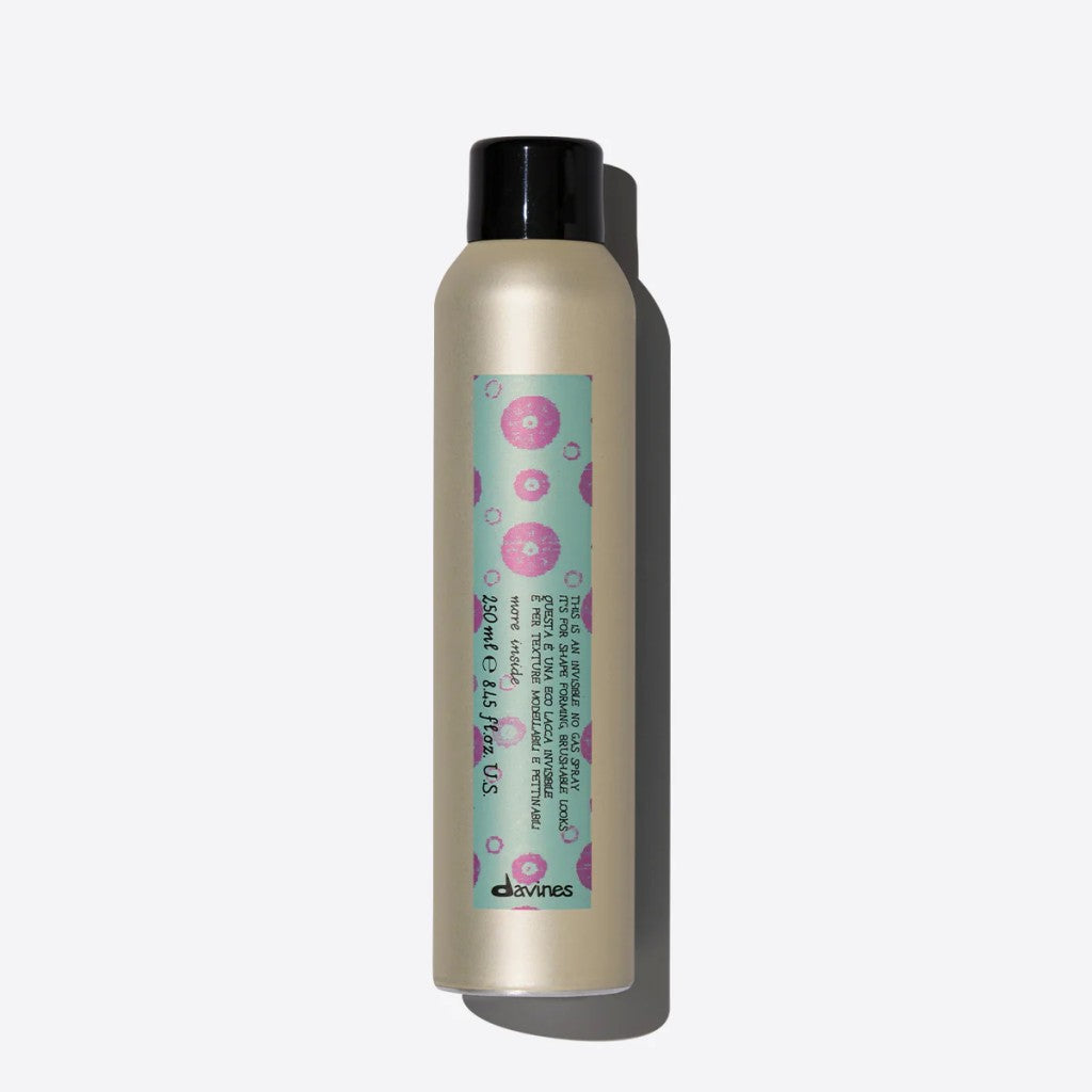 THIS IS AN INVISIBLE NO GAS SPRAY Non-äerosol haarspray voor een doorkambare hold en natuurlijke finish