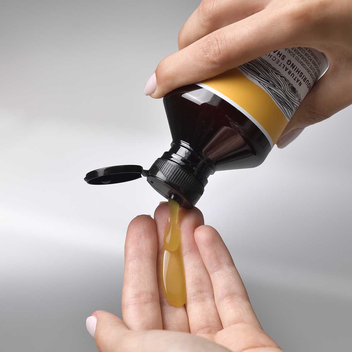NOURISHING SHAMPOO Voedende shampoo voor een zeer droge hoofdhuid en extreem droog, broos haar.