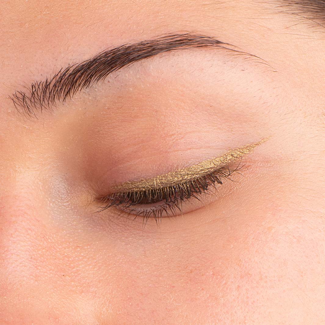LIQUID EYESHADOW 06 PISTACHE D'ÉTÉ  2-in-1 oogschaduw & highlighter