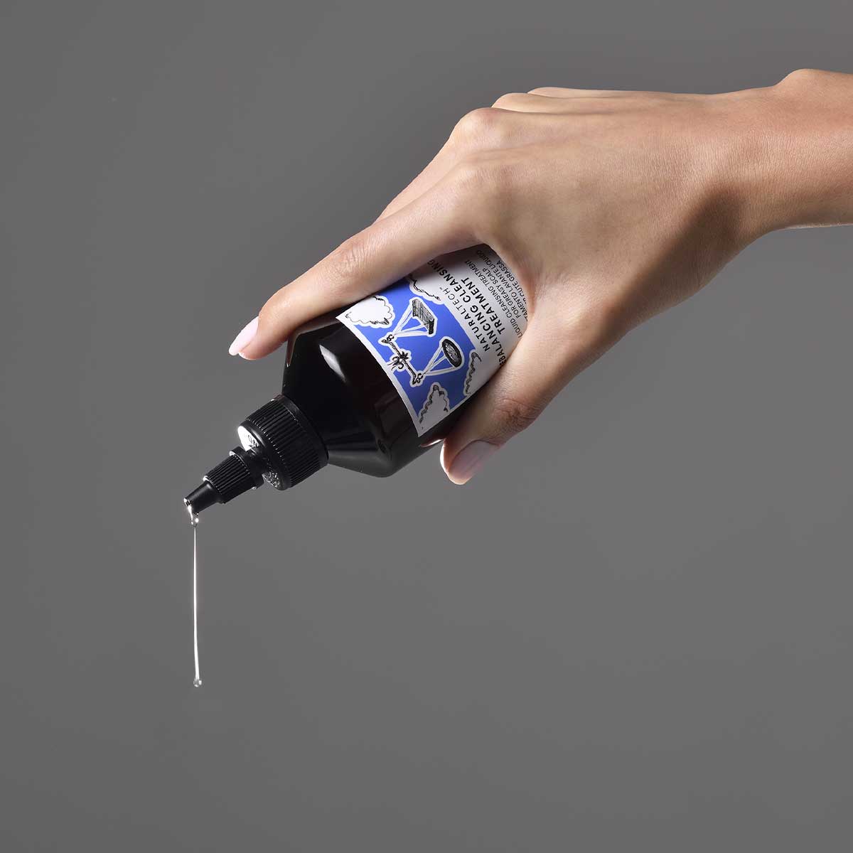 REBALANCING CLEANSING TREATMENT Vloeibare reinigingsbehandeling voor een vettige hoofdhuid.