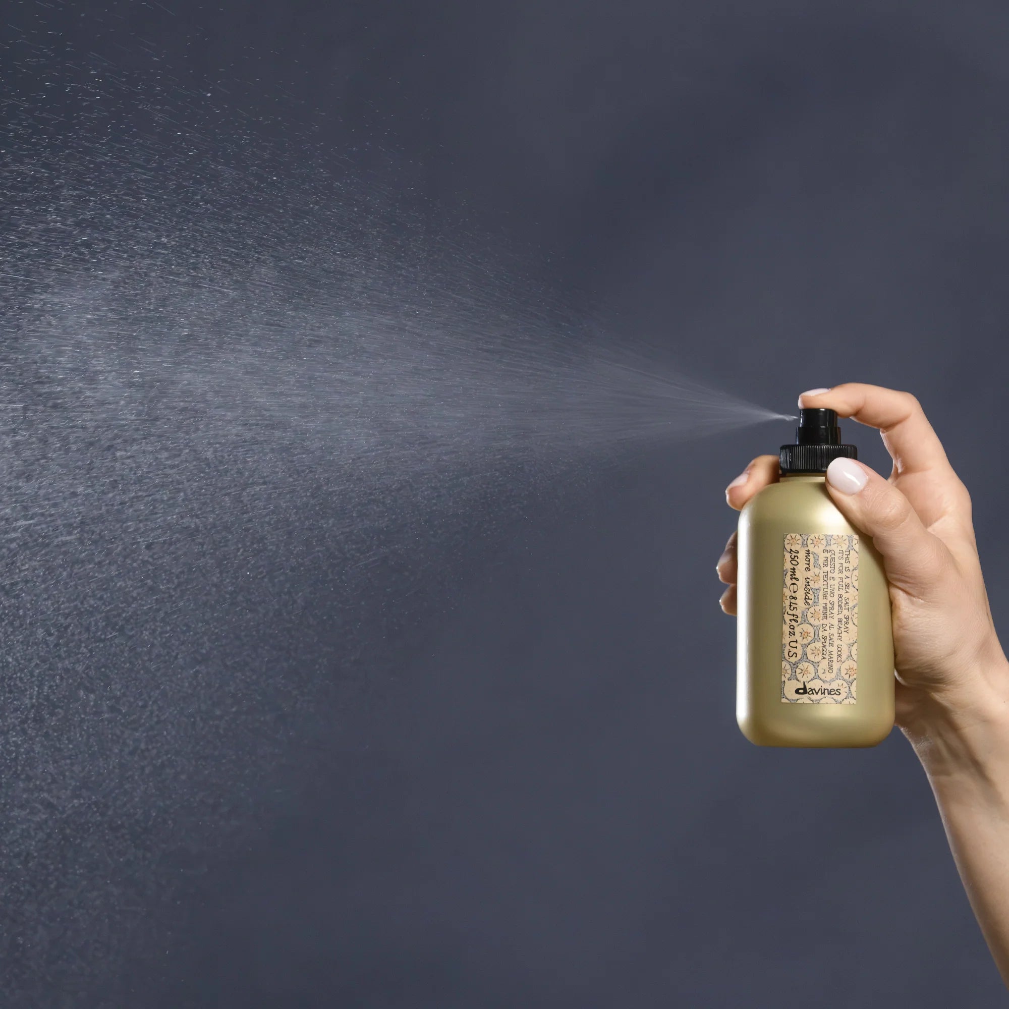 THIS IS A SEA SALT SPRAY Voor een warrige, stevige beach hair look met een matte finish.